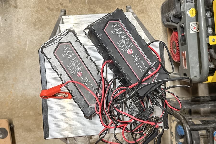 2 Batterieladegeräte Elmag Multicharger 14225